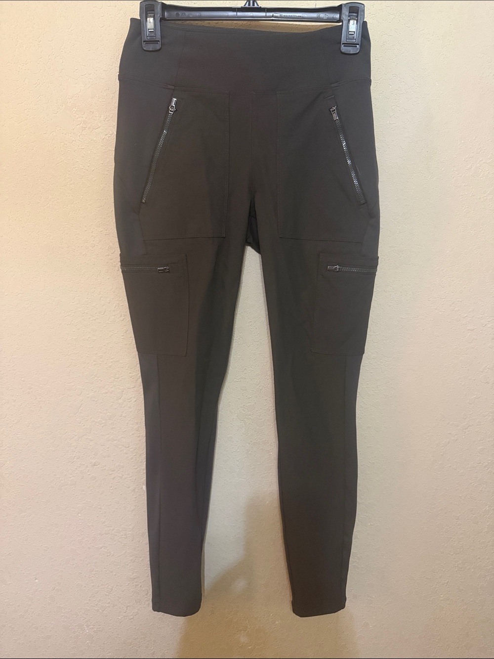Athleta headlands hybrid cargo II Performance Leggings in Olive Green